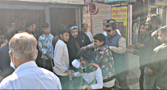 বিশ্ববিদ্যালয়ের ব্যানারে ফুল দিতে গিয়ে শ্রমিক দলের হামলায় প্রক্টরসহ আহত পাঁচ